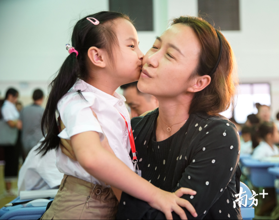 女儿为母亲吻去泪珠