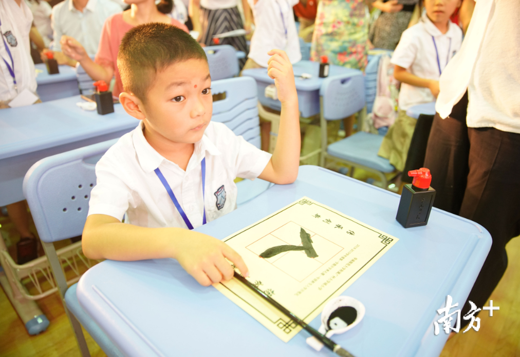 孩子点朱砂写人字