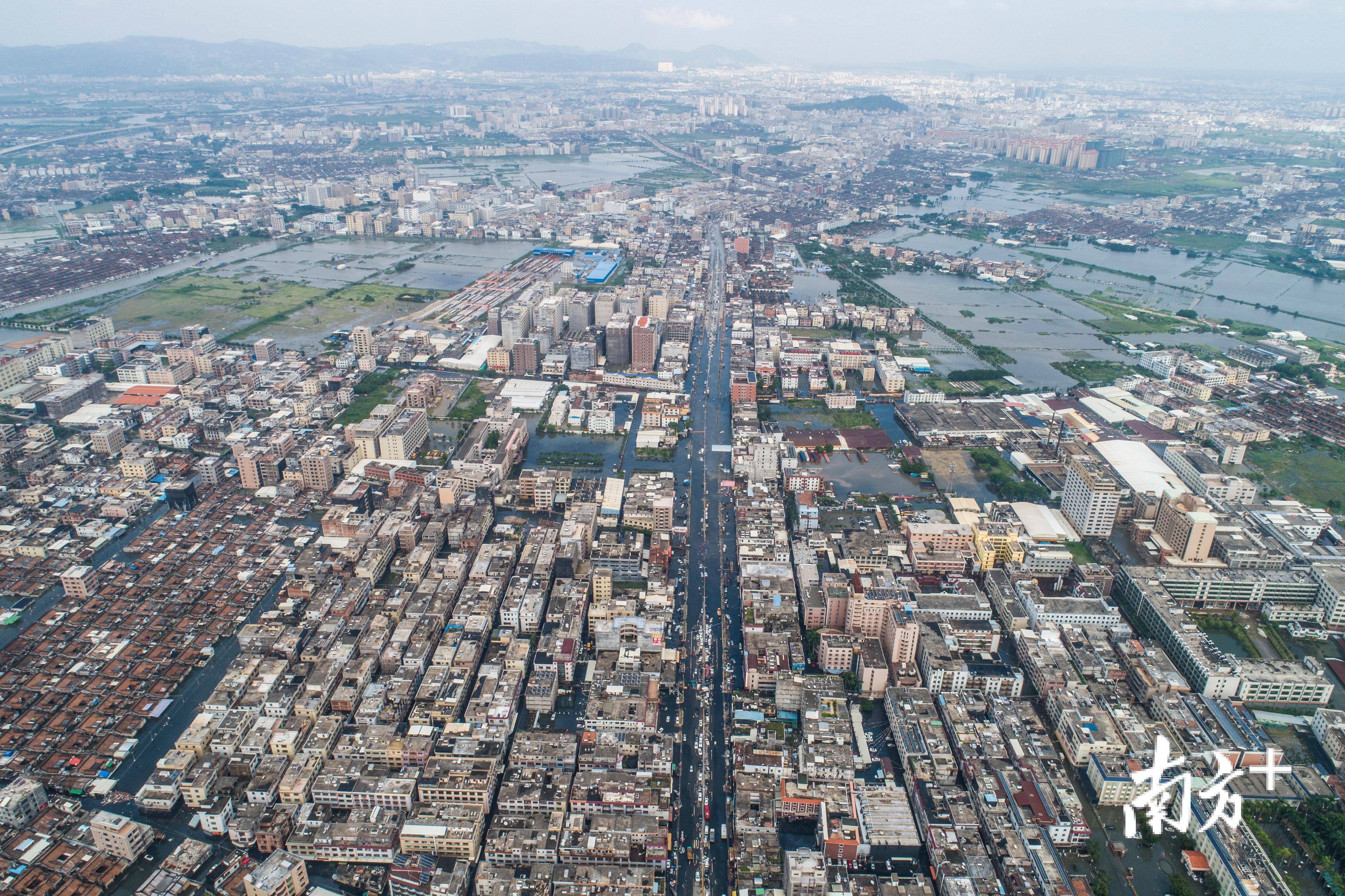 △9月2日，天气转晴，水位开始慢慢下降，由于受灾严重，汕头潮南区司马浦镇依然被洪水围困。