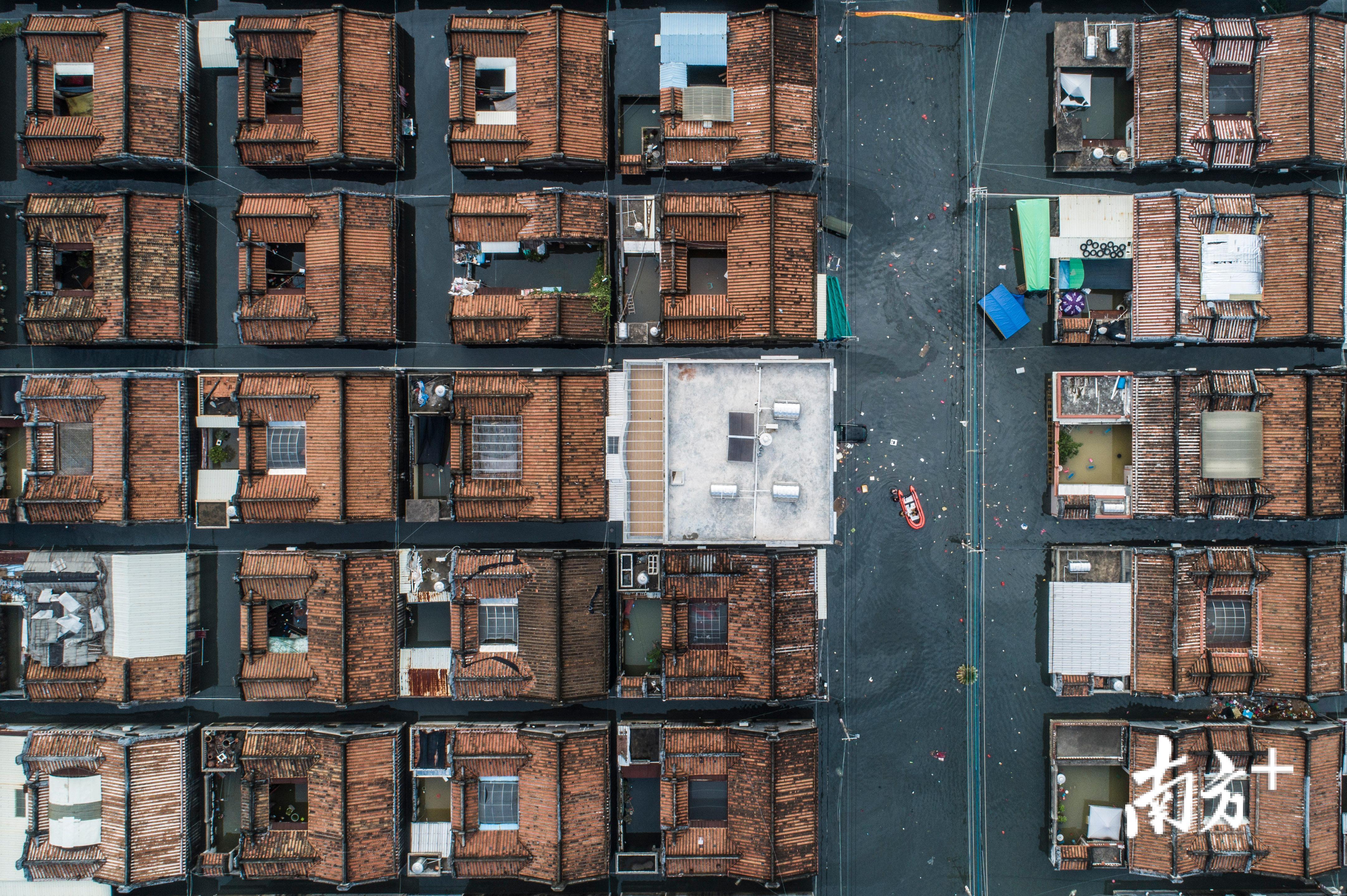 △9月2日，汕头市潮南区司马浦镇，小船正在给老宅区运送物资。