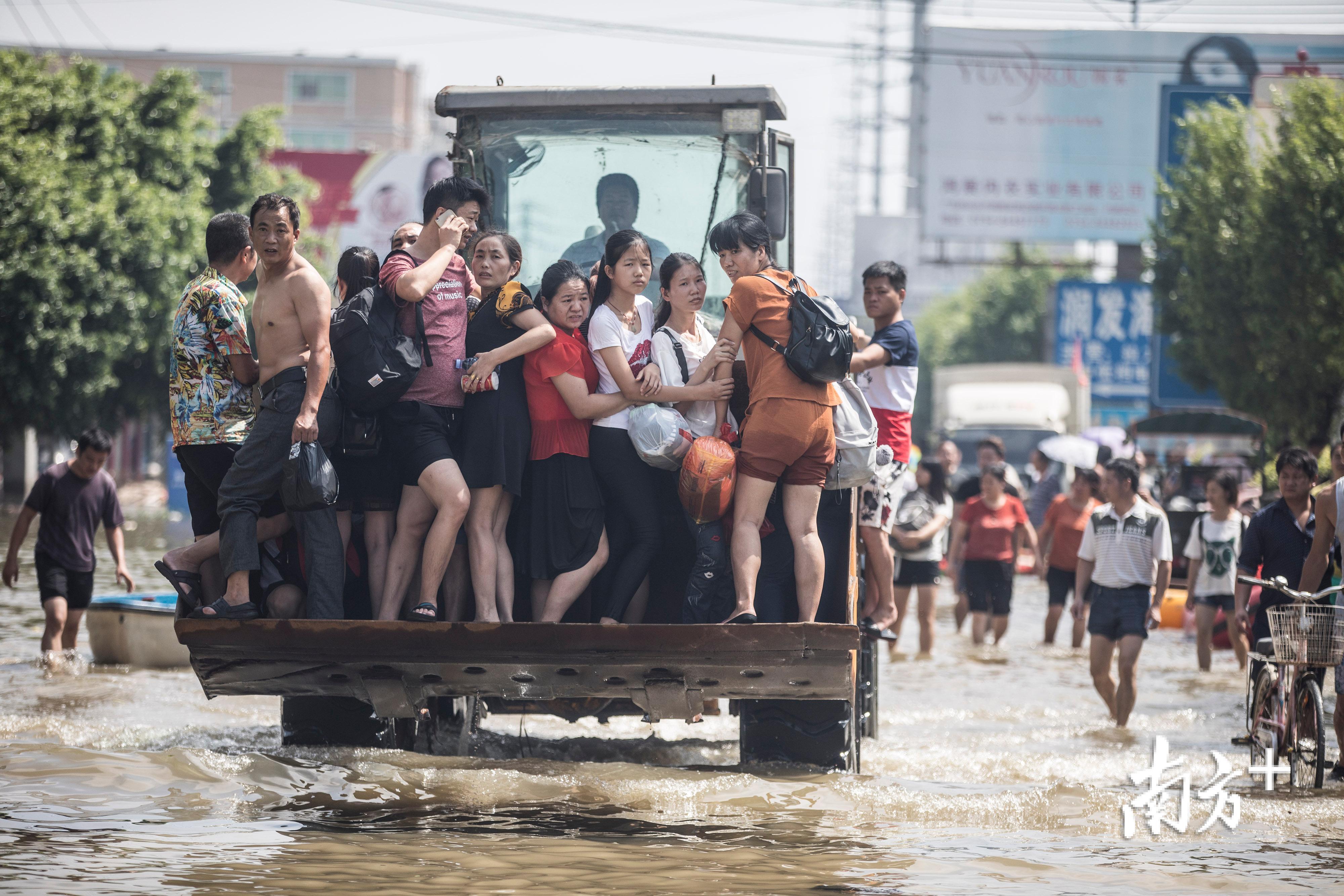 △9月2日，陈店镇一工业园区铲车运送工人外出。