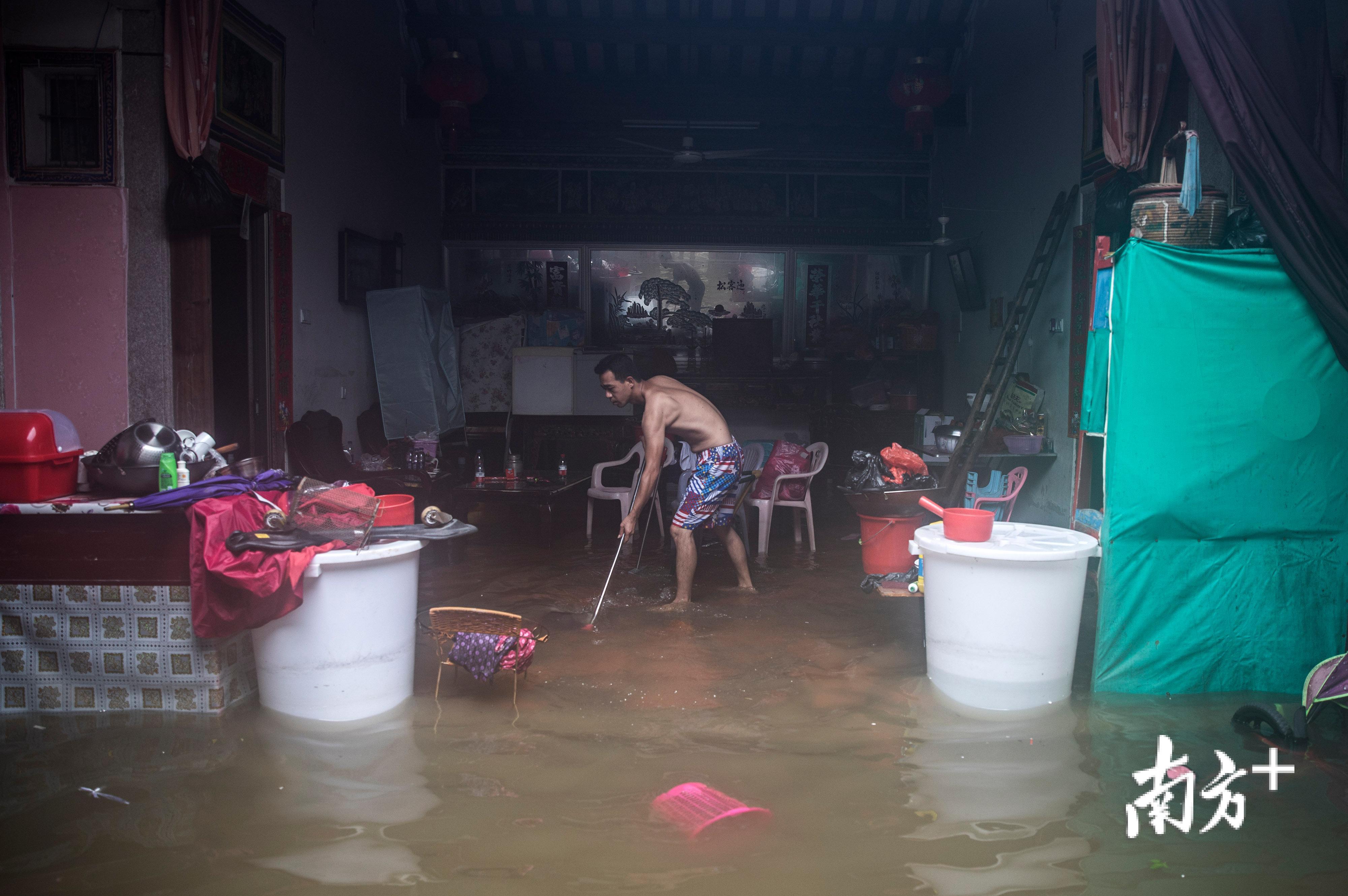 △9月2日，陈店镇北沟村，水位慢慢下降，群众开始打扫家园。