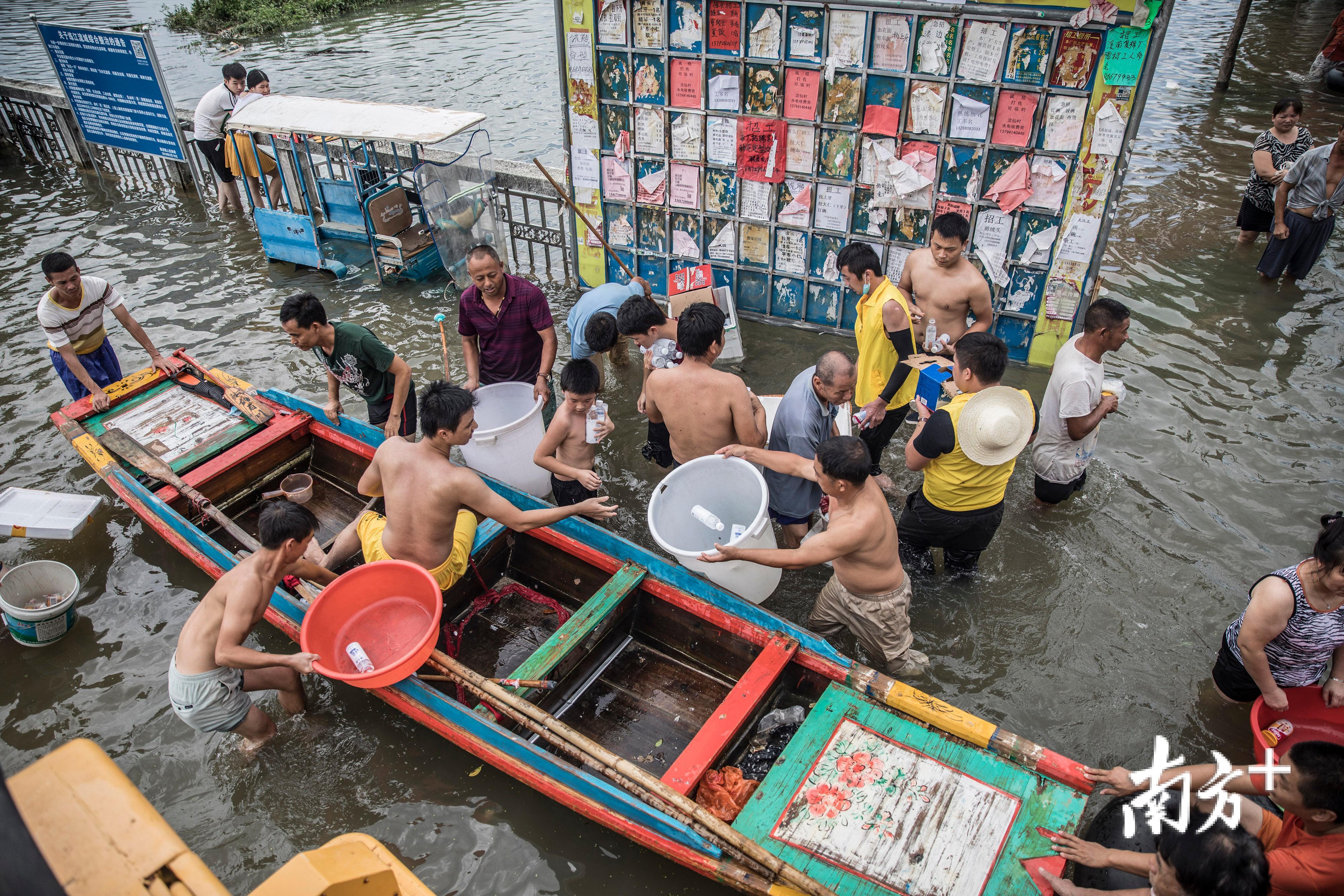 △9月2日，陈店镇港后村，救援队给受灾群众派发物资。