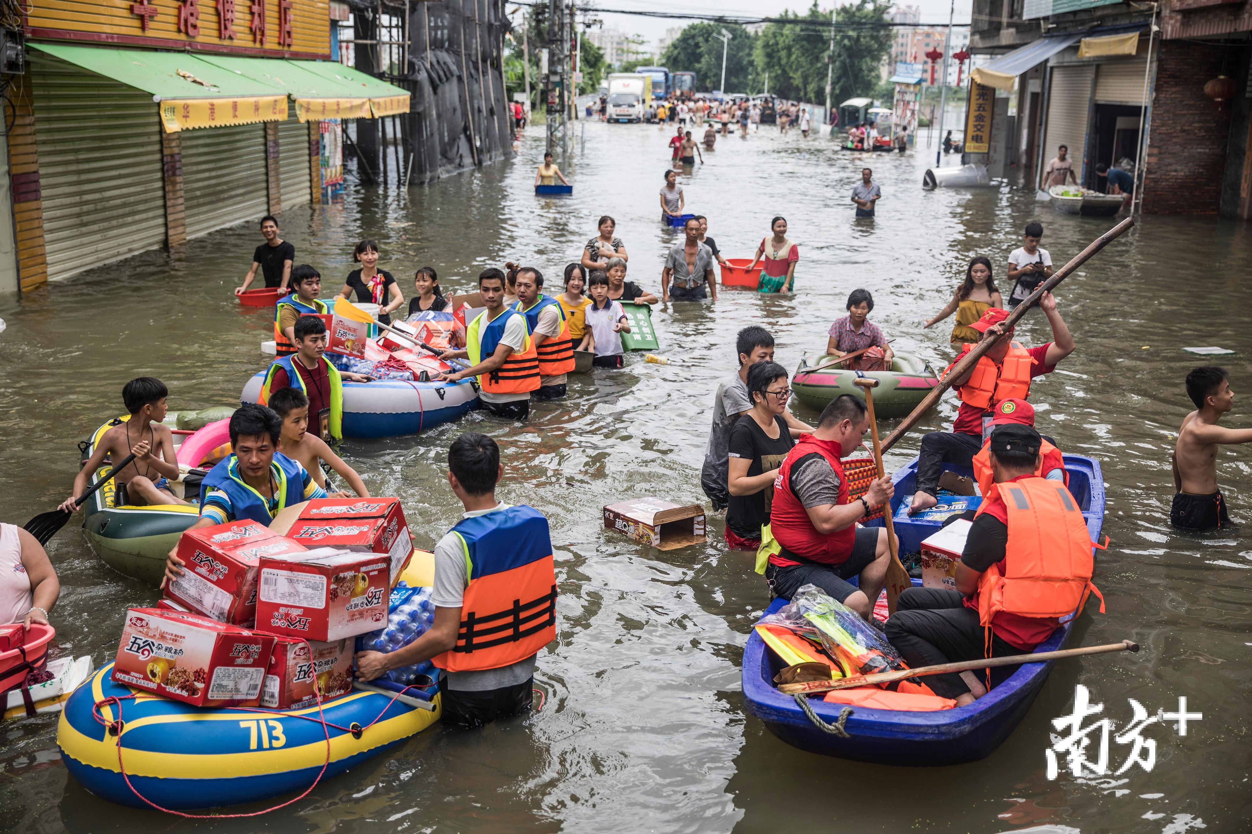 △9月2日，陈店镇受灾地区，救援队给受灾群众运送物资。