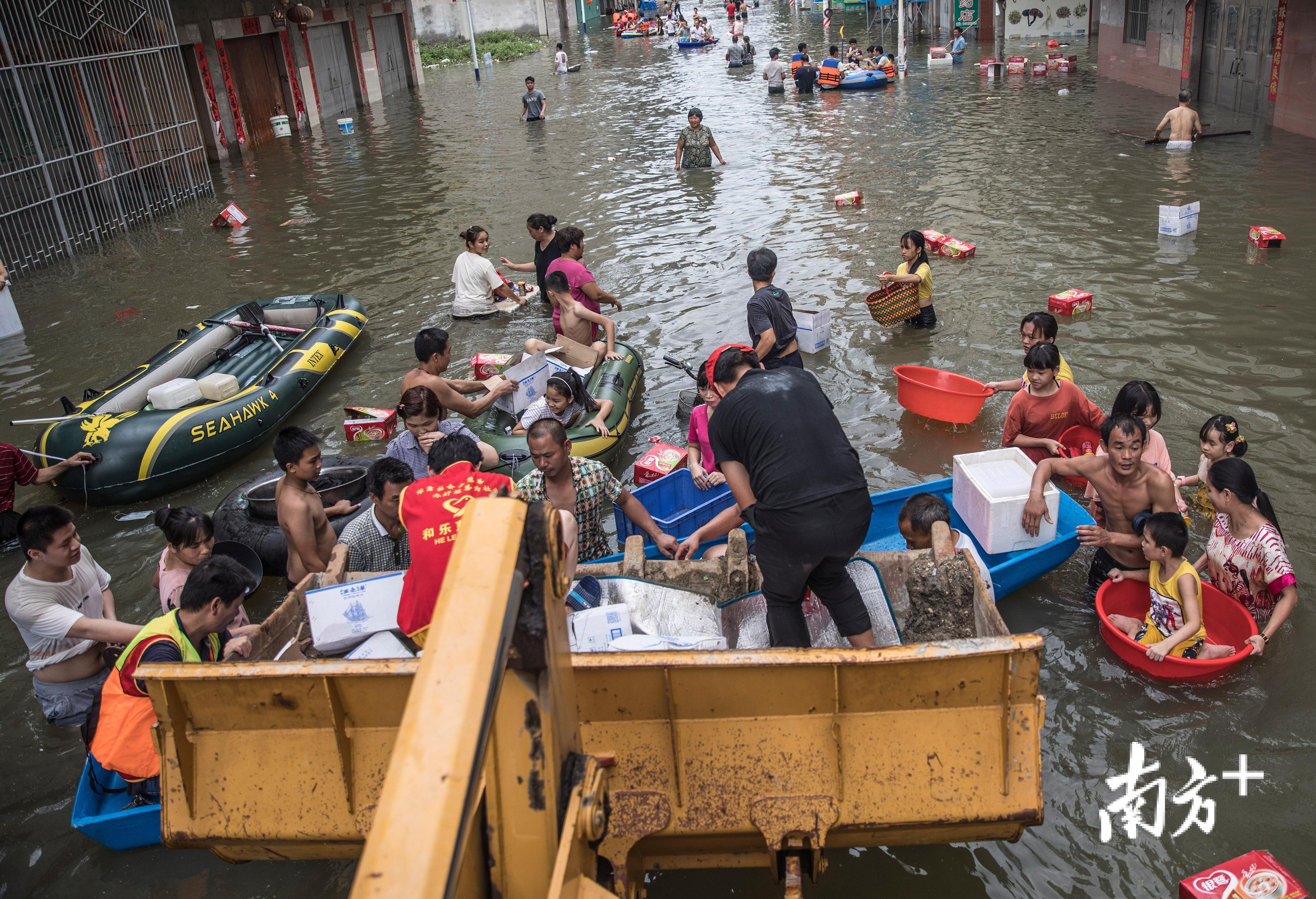 △9月2日，陈店镇港后村，救援队用铲车给受灾群众运来物资。