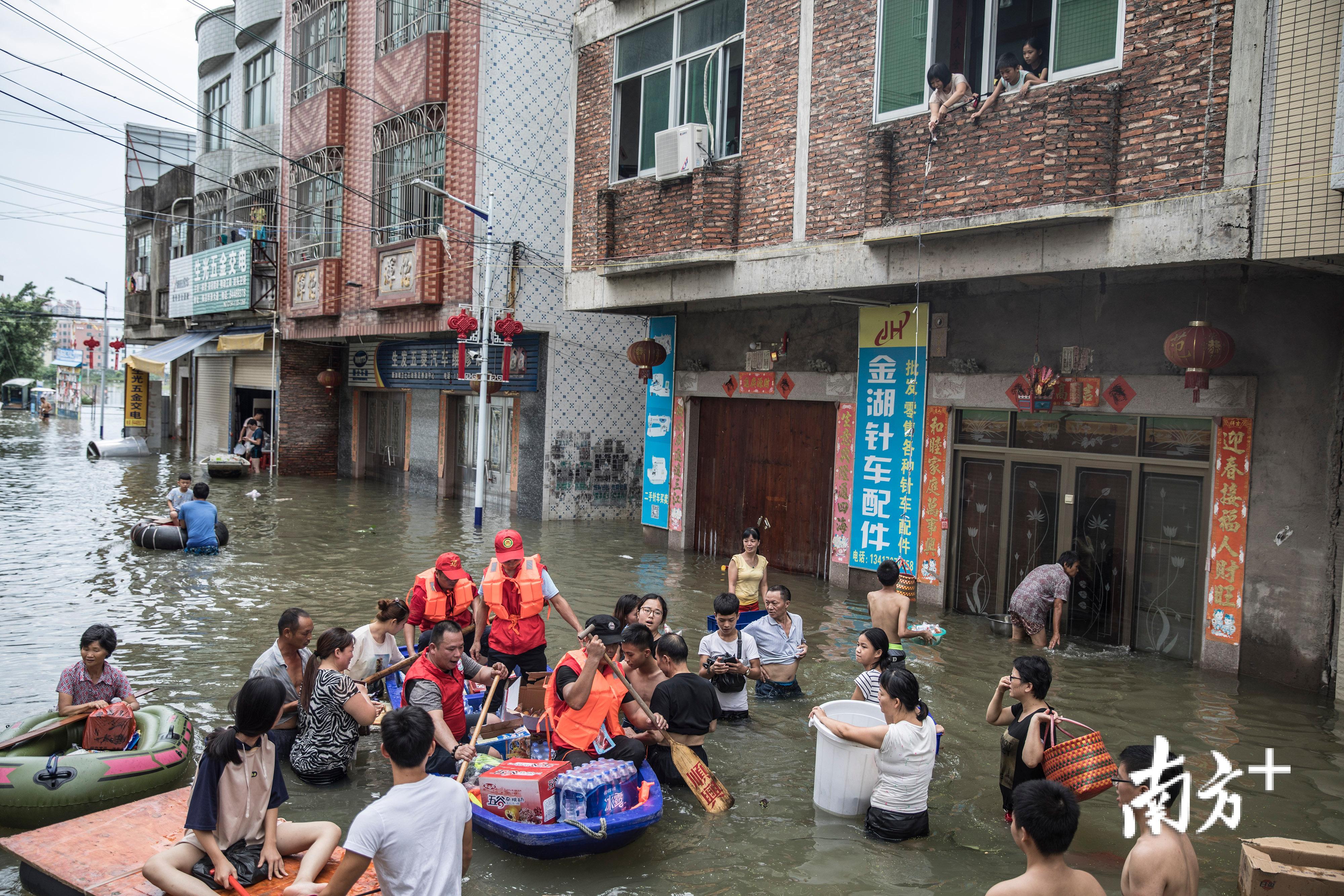 △9月2日，陈店镇港后村，救援队给受灾群众派发物资。