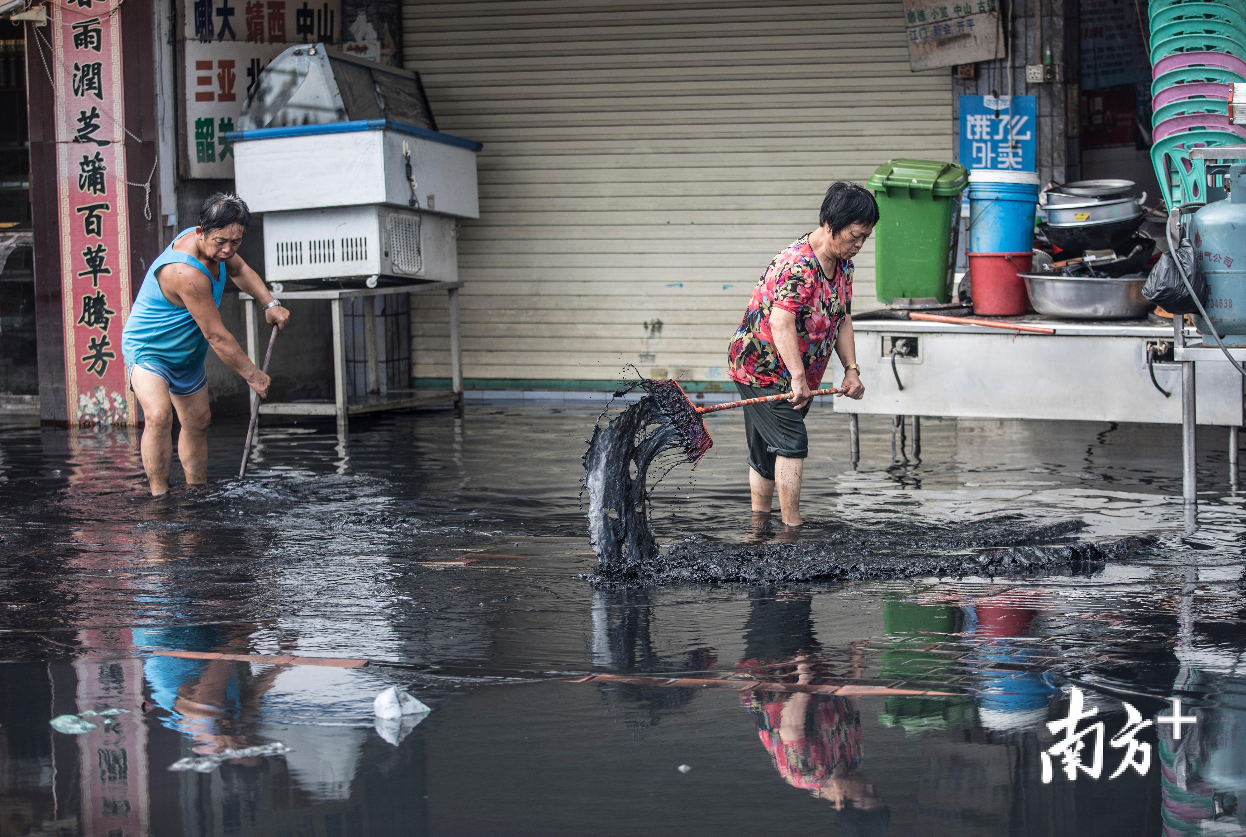 △9月2日，司马浦镇司马桥附近，居民正在清理家里的垃圾。