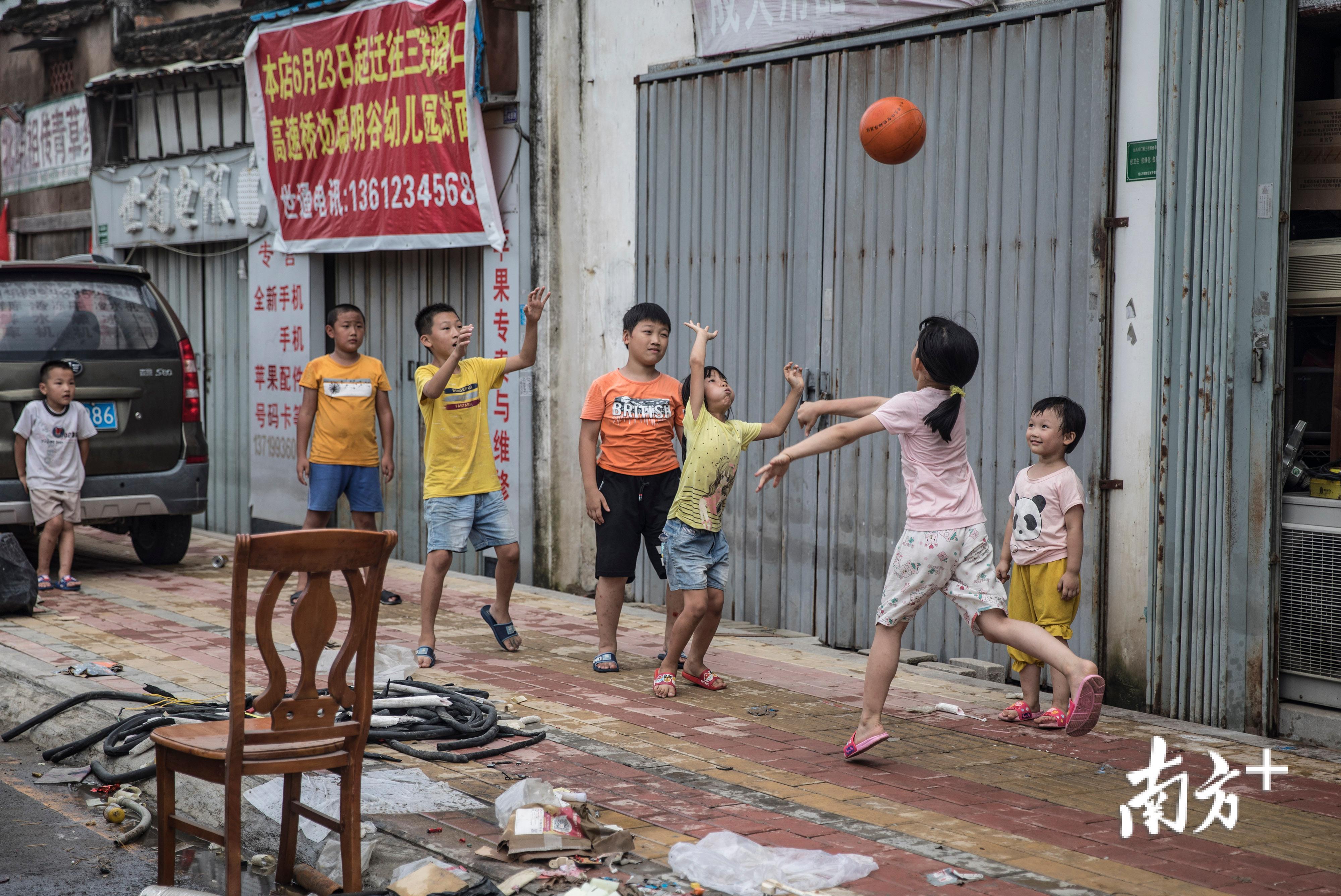 △9月2日，司马浦镇，商几名孩子在一片狼籍的街道上开心的玩起篮球。