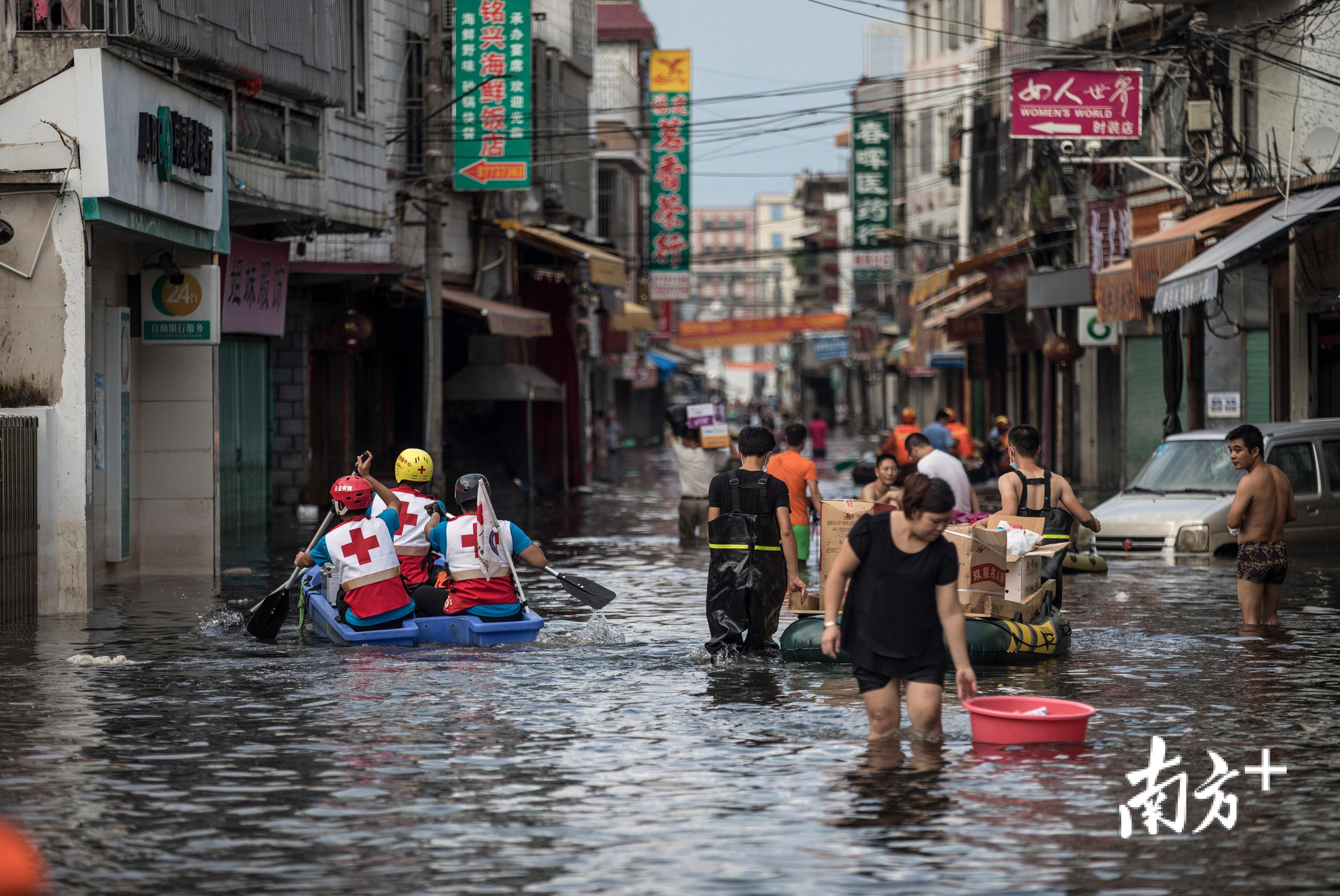 △9月2日，司马浦镇司五村仍被洪水围困，各种救援人员仍在不断进出。
