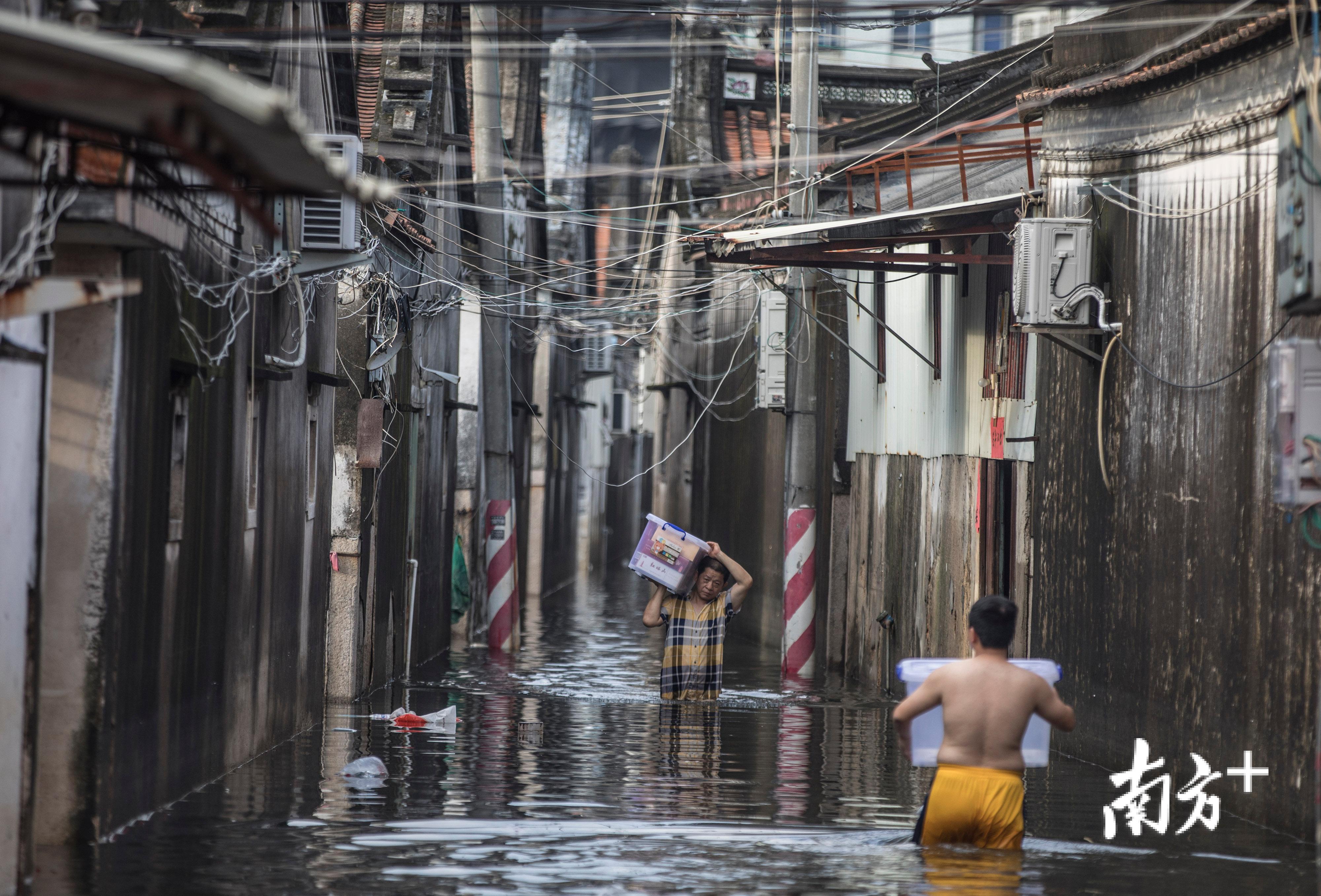 △9月2日，司马浦镇司五村，居民向外搬出家里物资。