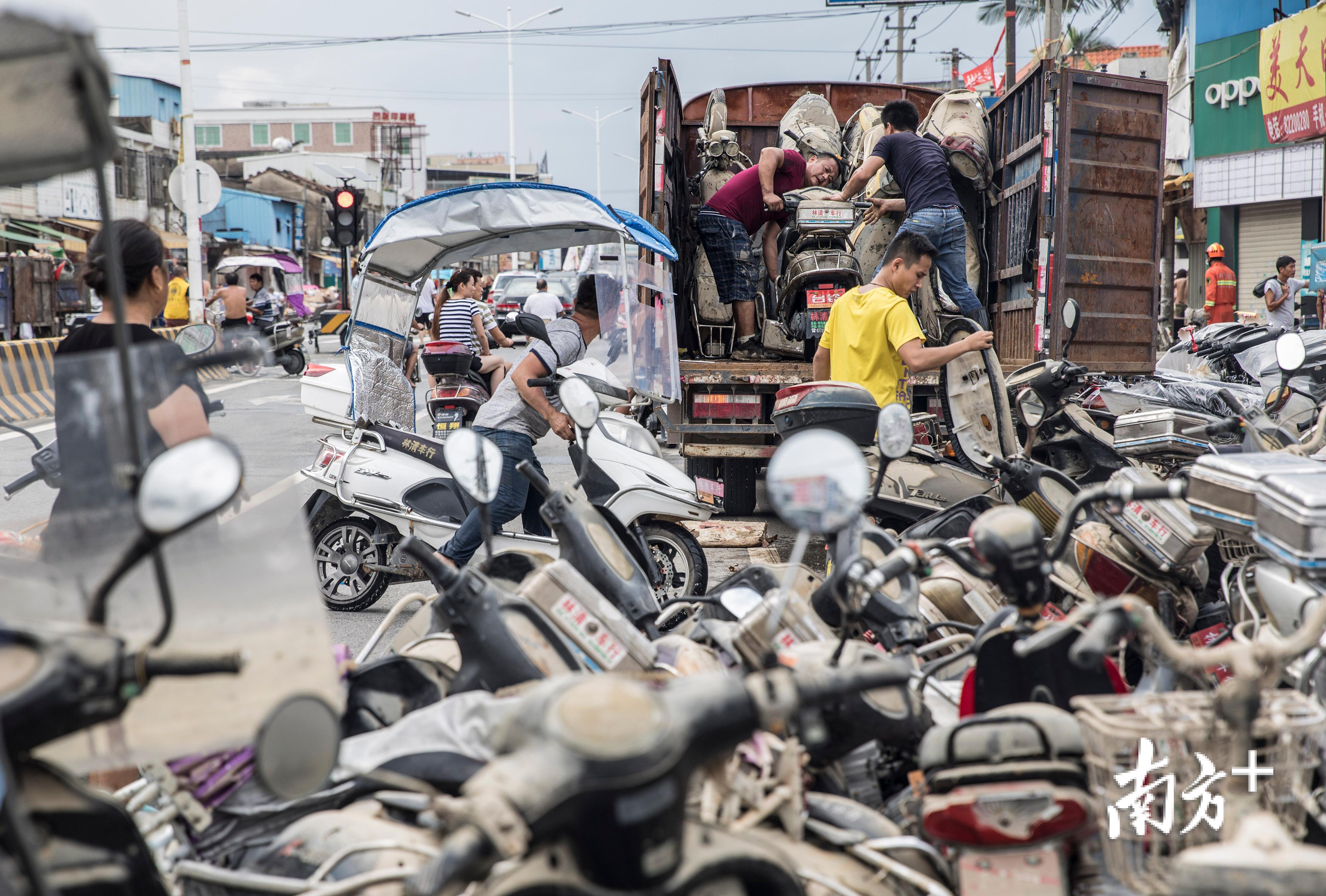 △9月2日，司马浦镇司马桥附近，商家正在运走泡过水的摩托车。