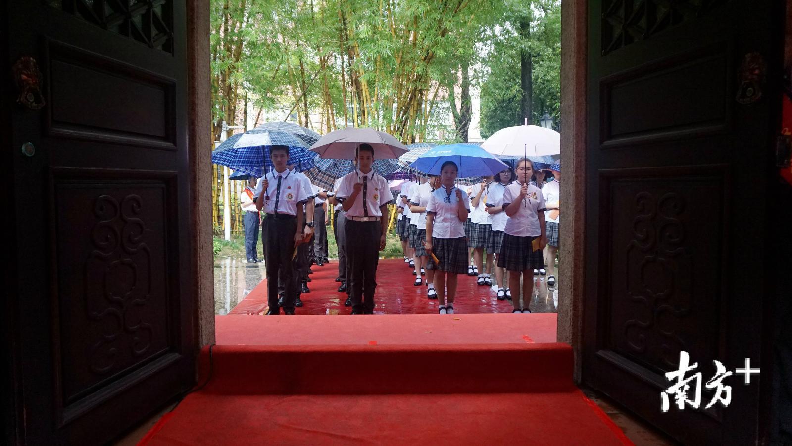 广雅新生在濂溪祠前列队。