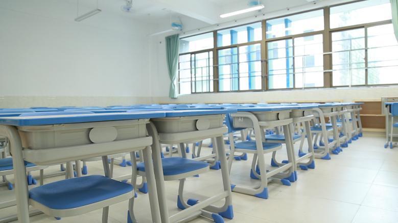 格力学校书桌设计更人性化,靠背舒适,且凳子可直接提到桌子上 格力学校书桌设计更人性化,靠背舒适,且凳子可直接提到桌子上