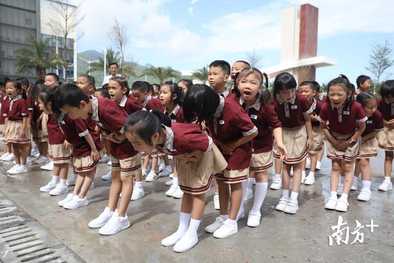 孩子们弯腰鞠躬,向老师们问好.