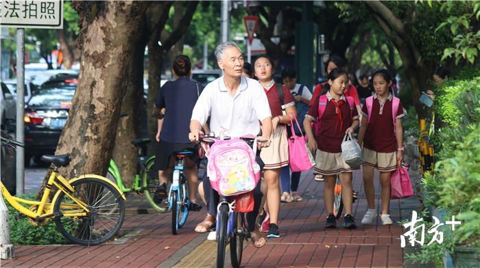 圖集| 萌娃放學啦!老人校外接娃忙