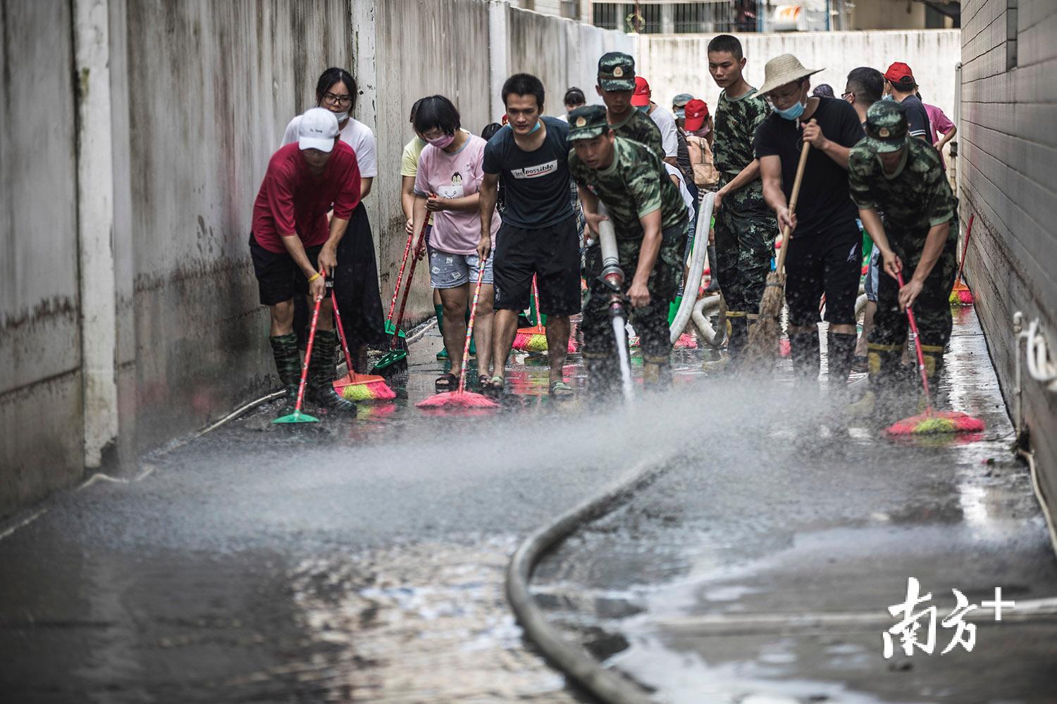 △9月3日，潮南区司马浦中学教职员工与消防官兵正在清理校舍。