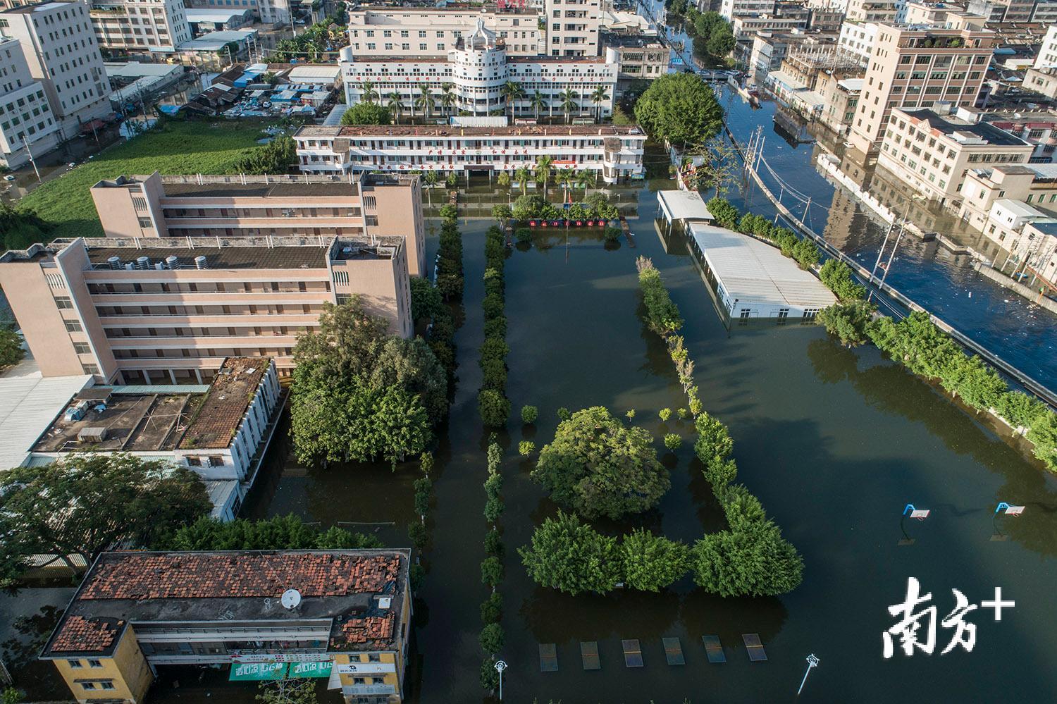 △9月3日，潮阳区谷饶中学仍被洪水围困。