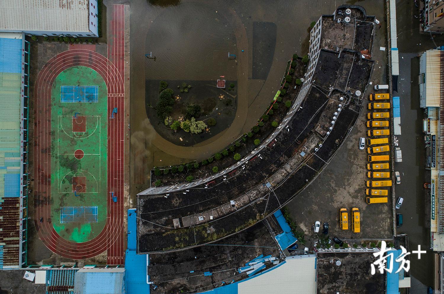 △9月3日，汕头宏福外语实验学校仍被洪水围困，校车停在退水处。