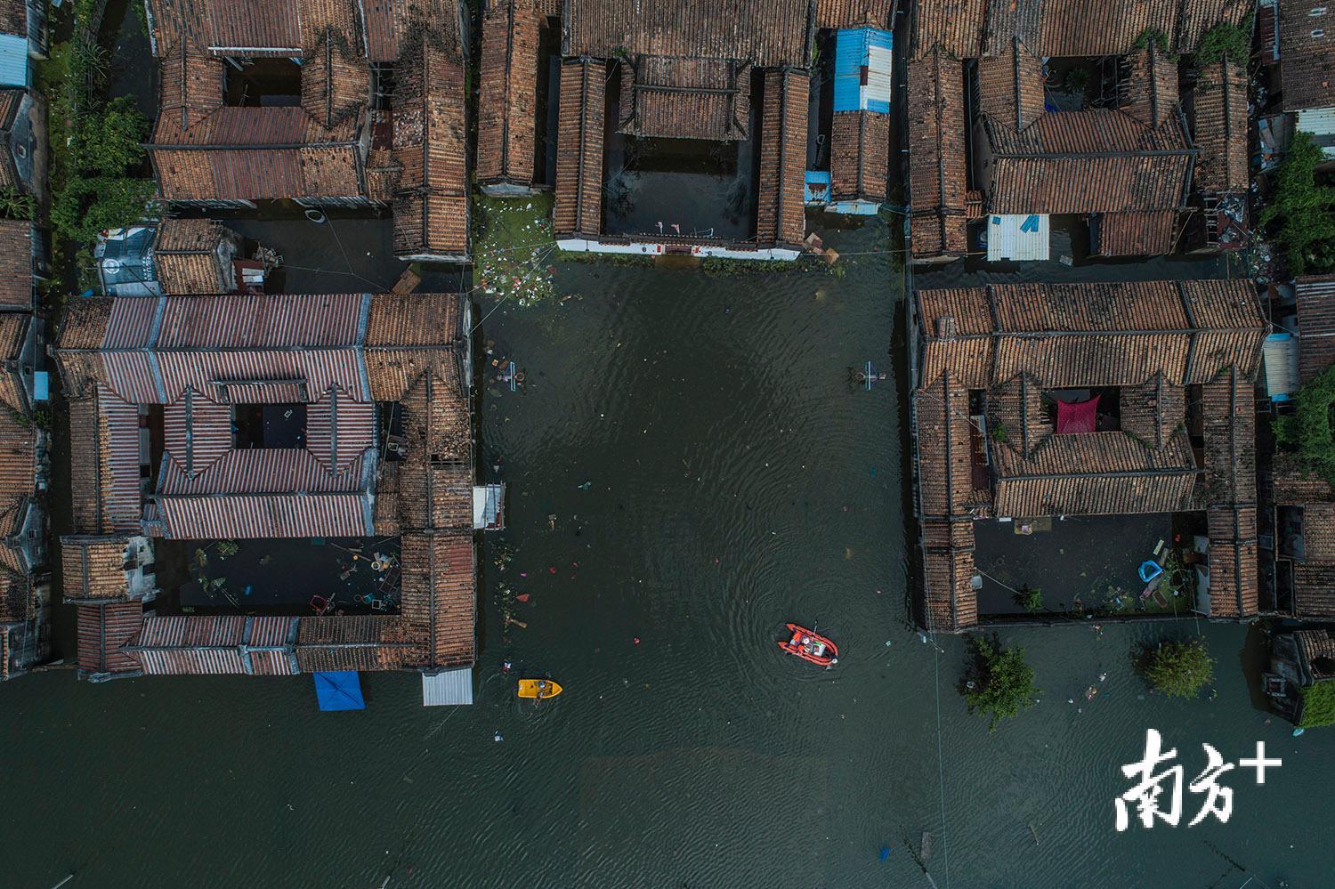 △9月3日，潮阳区铜盂镇树香村仍被洪水围困，村民进出需要划艇。