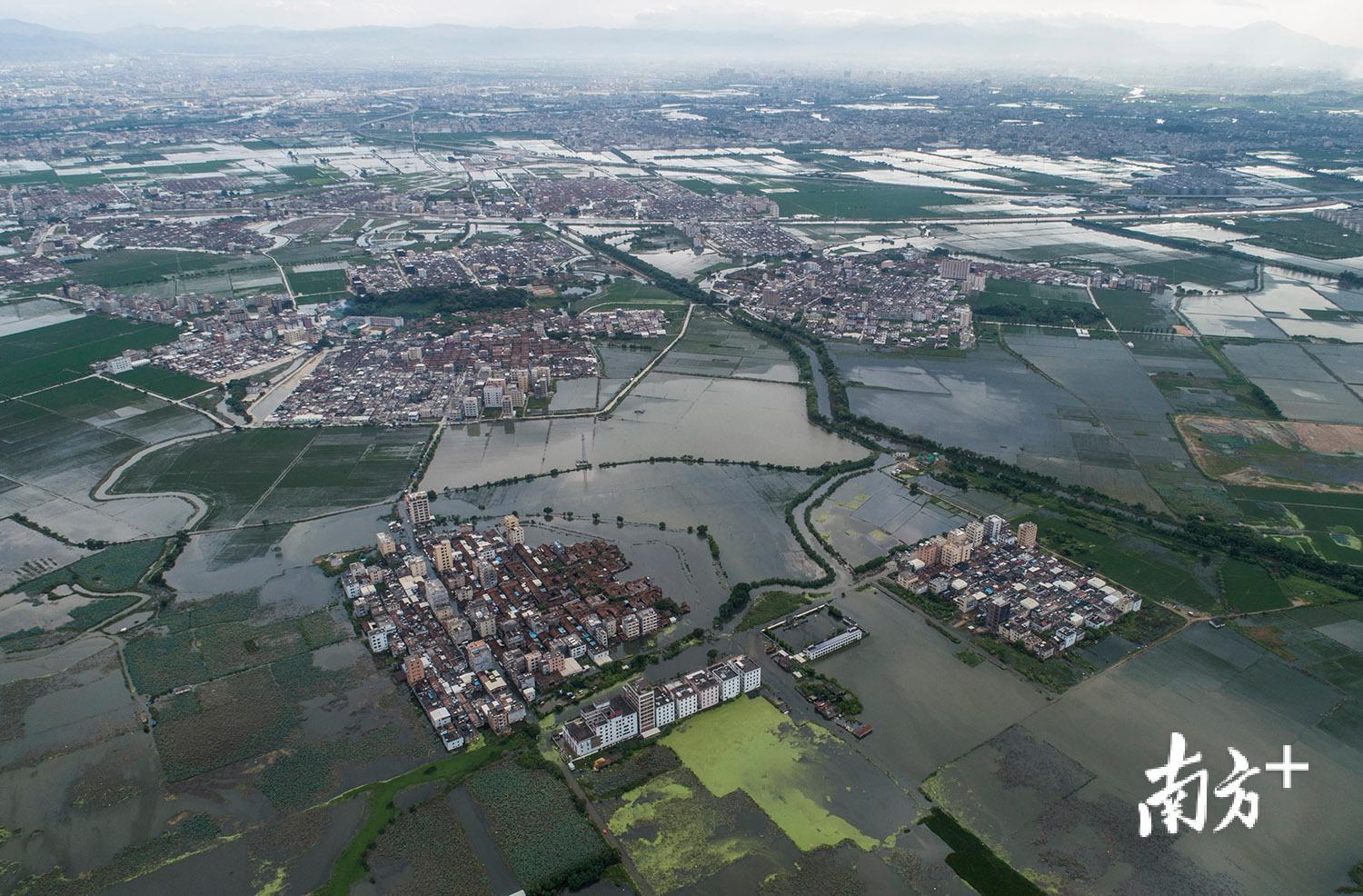 △9月3日，汕头大部分受灾地区水位已经退去，重灾区铜盂镇树香村，仍有1米多深积水。