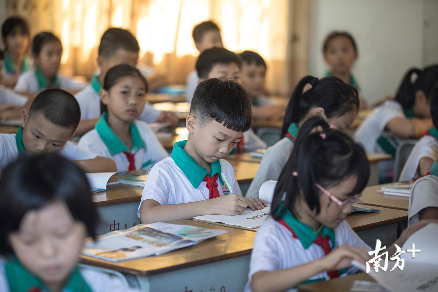 △9月3日，洪水退去后，潮阳区和平镇中寨小学已恢复上课。