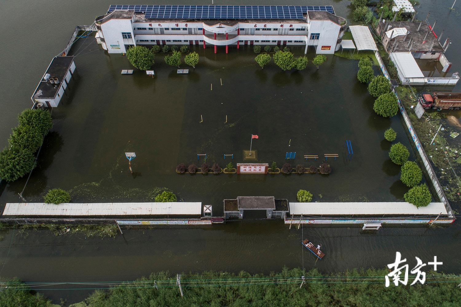 △9月3日，重灾区铜盂镇树香村，仍有1米多深积水，树香培英学校推迟开学。
