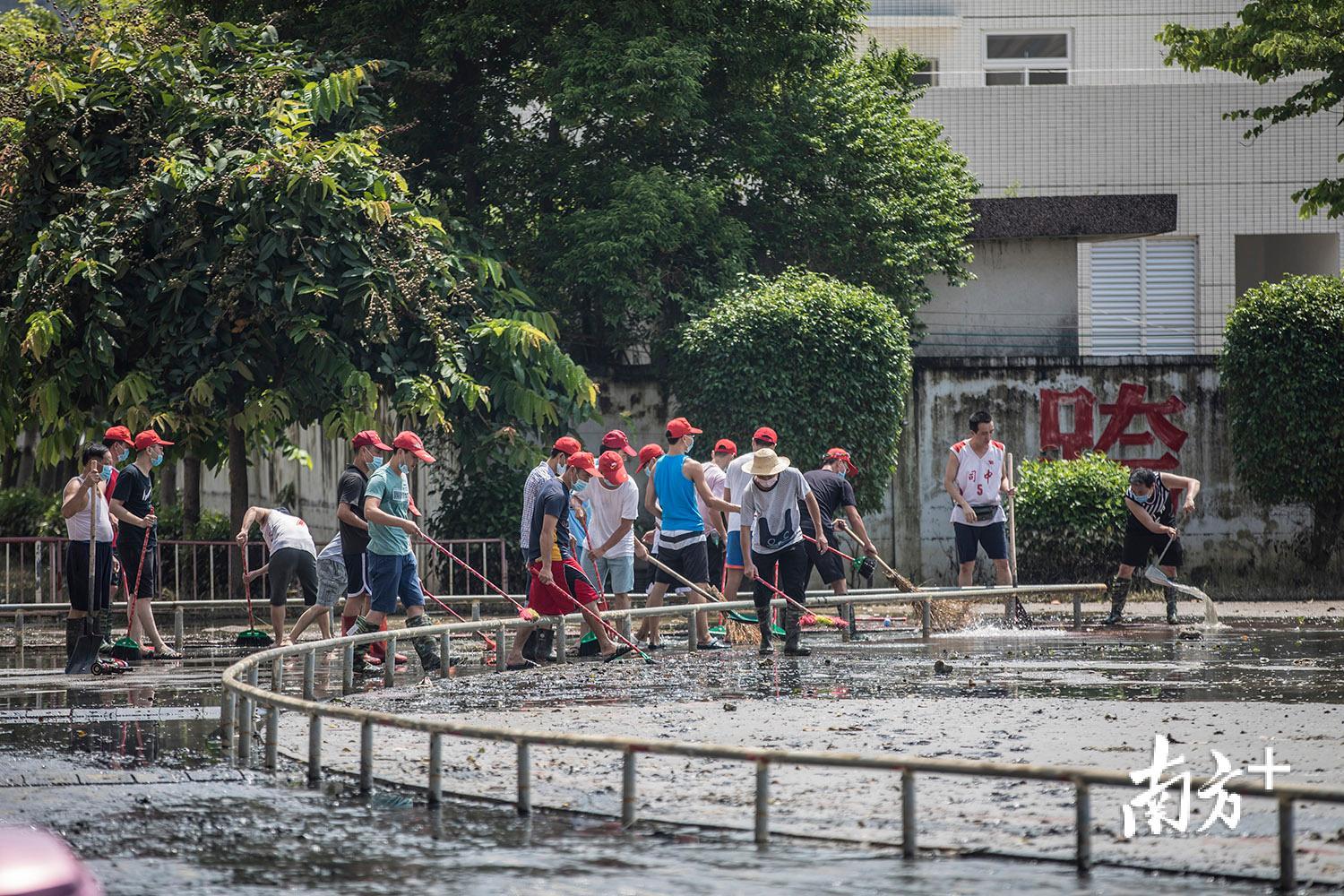 △9月3日，潮南区司马浦中学教职员工正在清理操场淤泥。