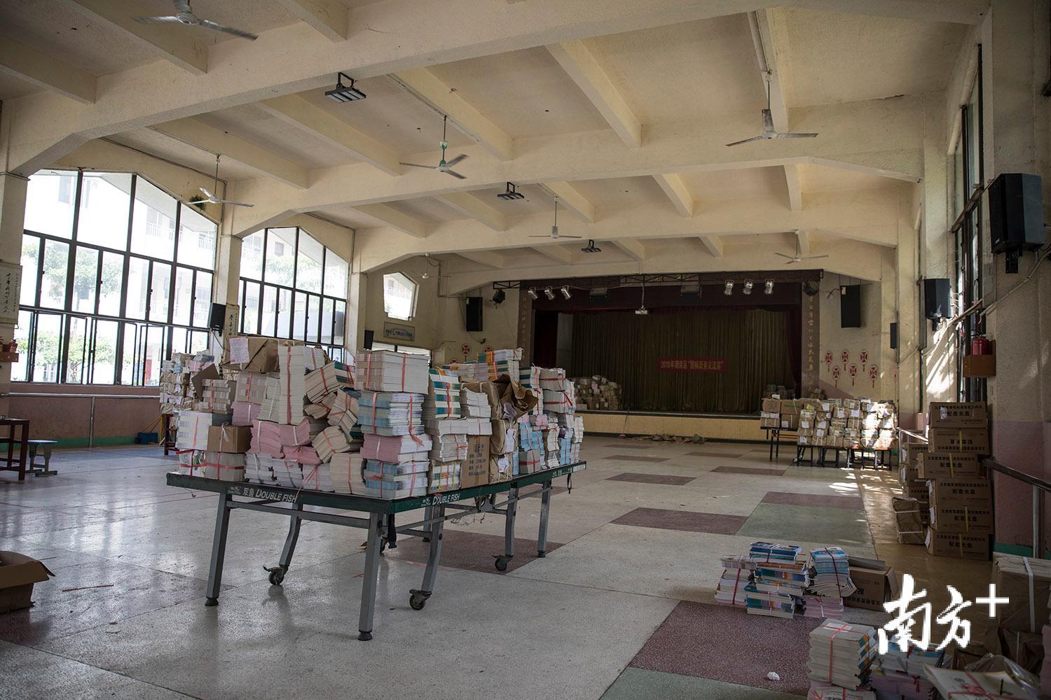 △9月3日，潮南区陈店镇湖西中学，为避免被洪水弄湿，书本被放置高处。