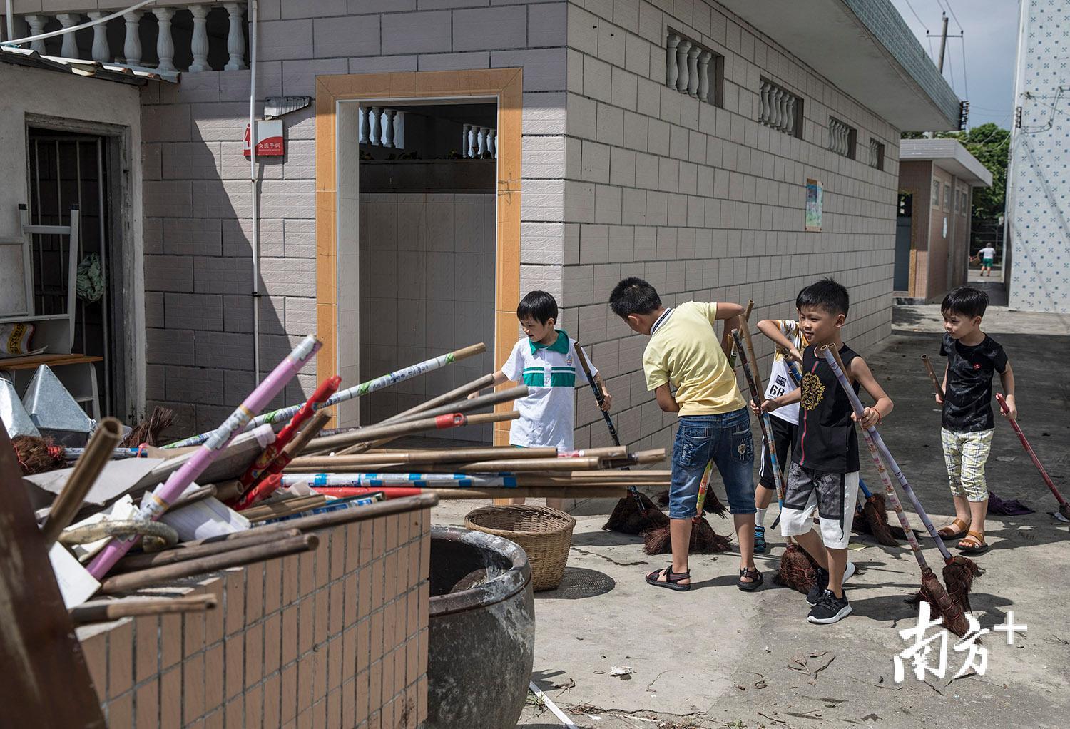 △9月3日，潮阳区和平镇中寨小学学生正在清理垃圾。