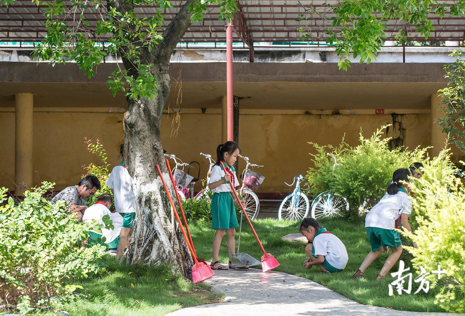 △9月3日，潮阳区和平镇中寨小学学生正在打扫卫生。