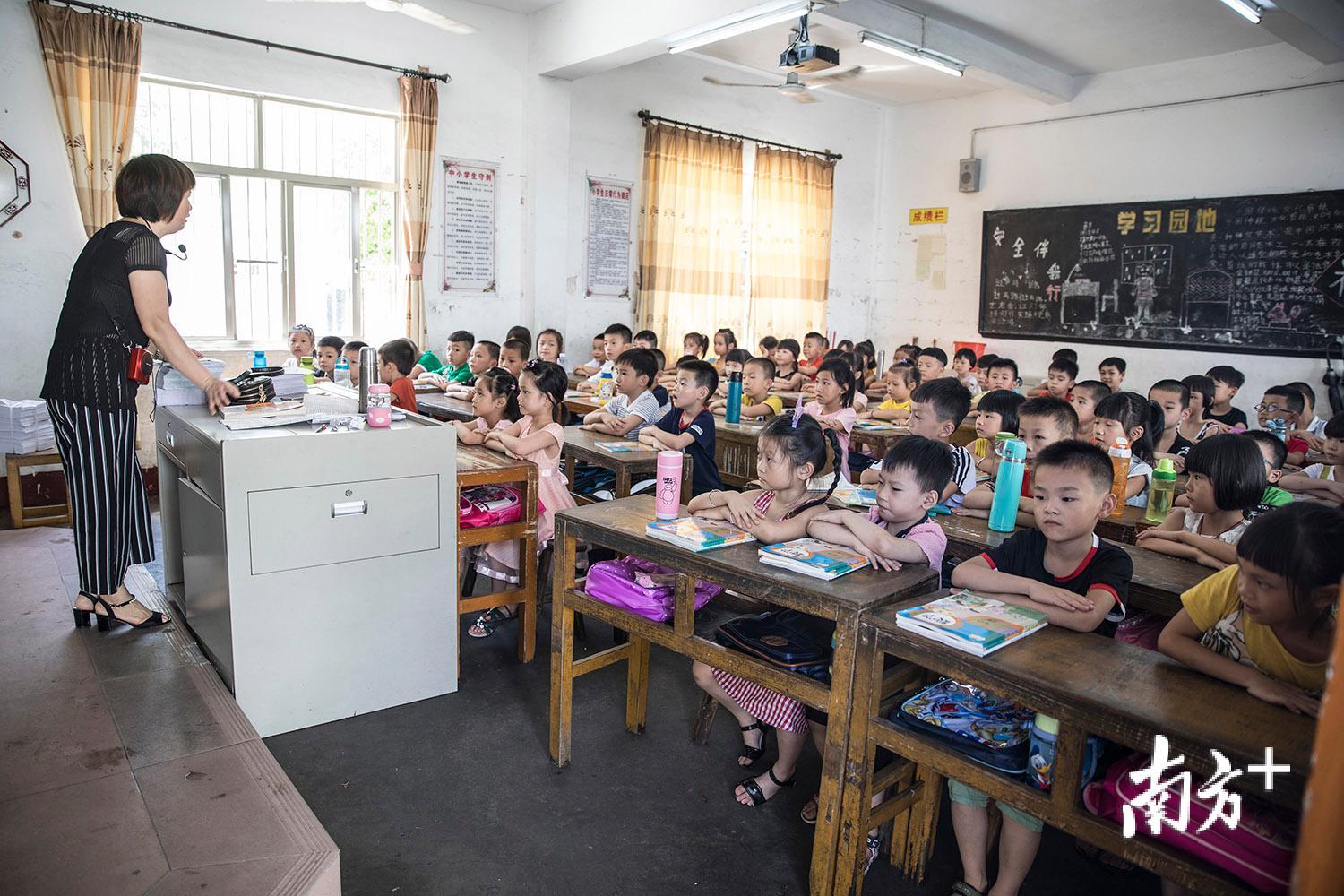 △9月3日，洪水退去后，潮阳区和平镇中寨小学已恢复上课，地面上仍有清洗后的痕迹。