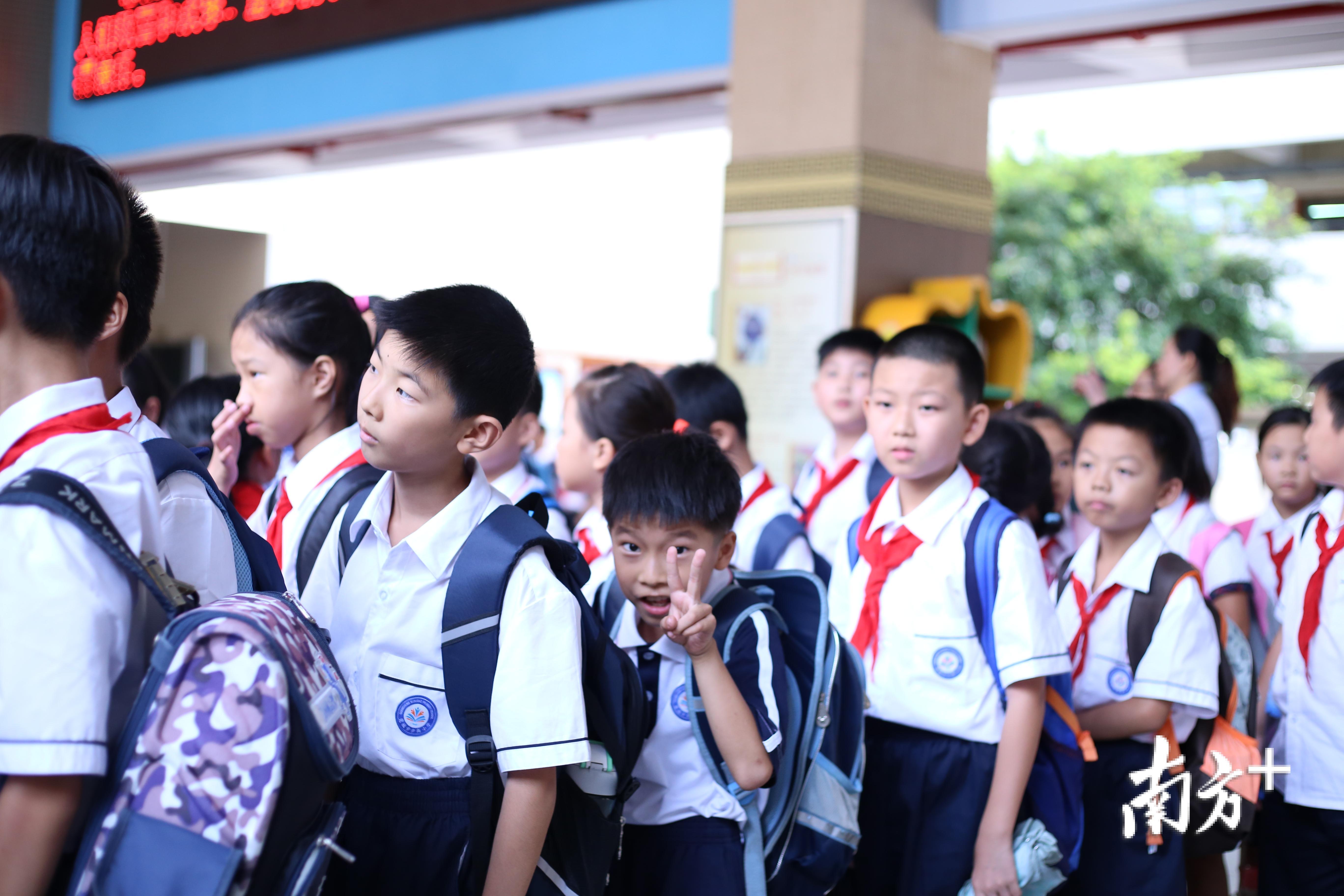 开学第一天，莞城步步高小学天真活泼的孩子
