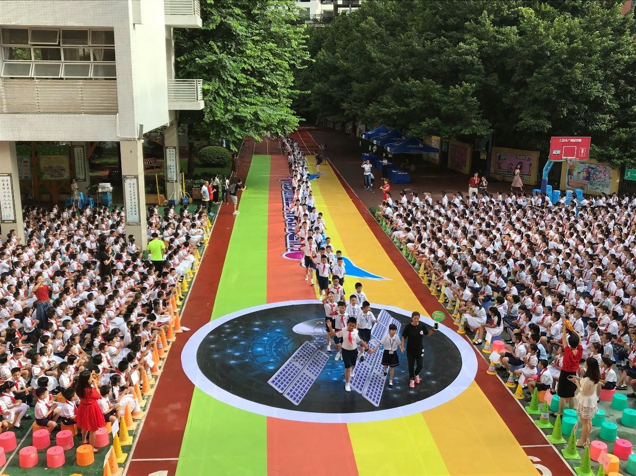 学校还特意设计了"星光大道,六年级学生和一年级新生携手入学堂.