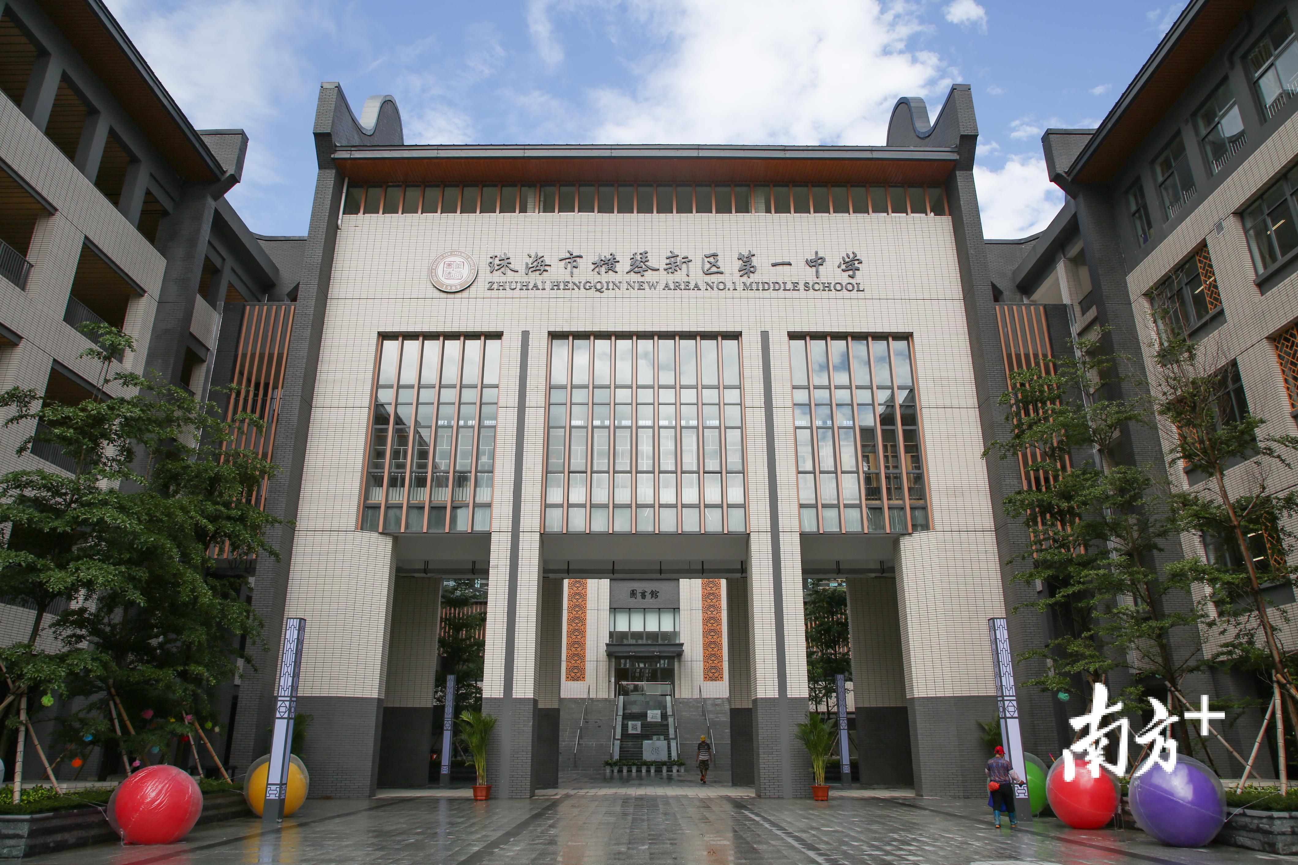 校园正门 校园正门