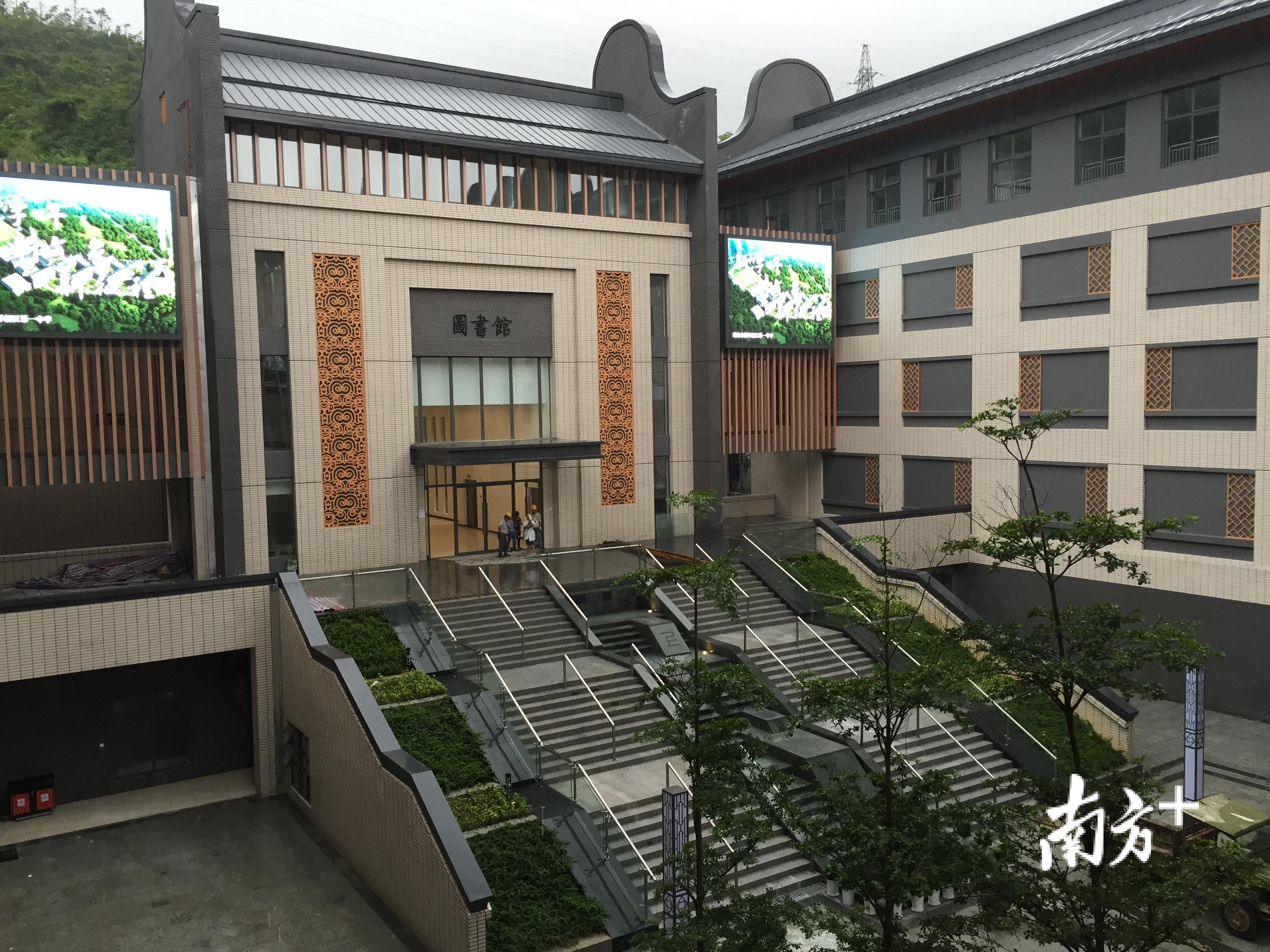 图书馆侧门 图书馆侧门