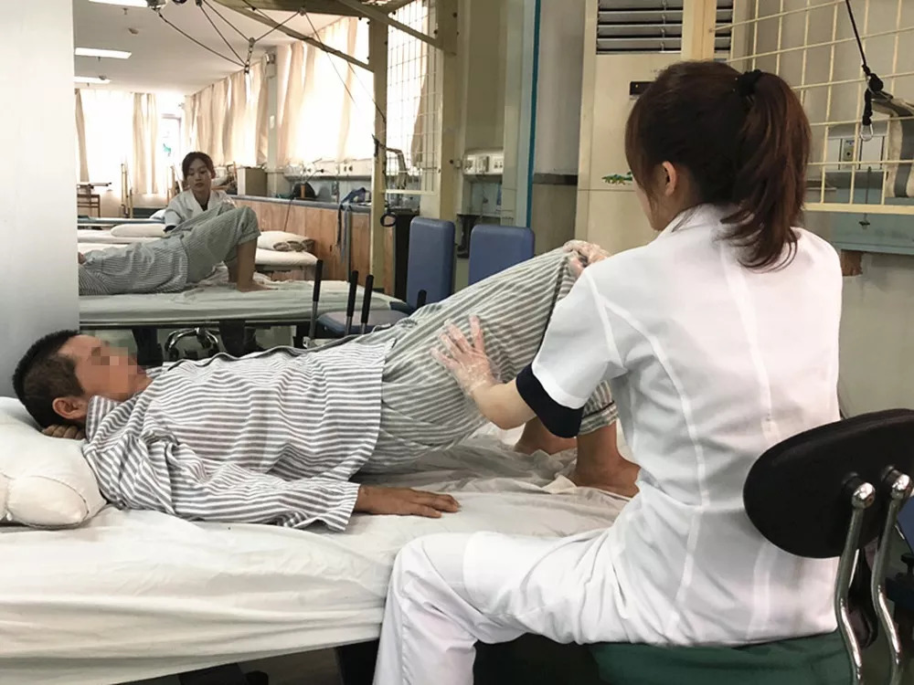 72岁刘松仁晒近照精神矍铄！两年前半身瘫痪靠呼吸机如今复健真相藏玄机