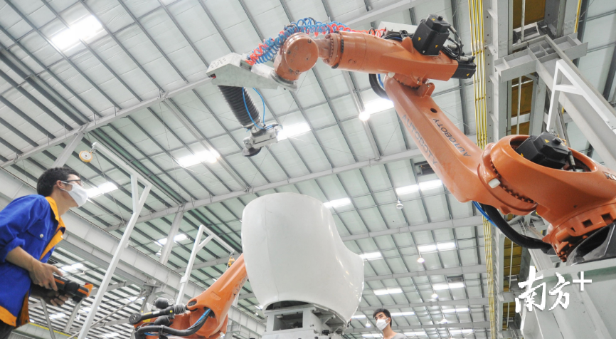 嘉腾机器人。南方日报记者 戴嘉信