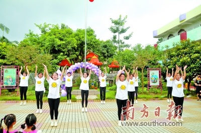幼儿园老师为小朋友带来舞蹈表演。