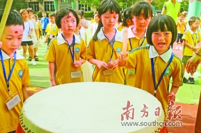 小学生击鼓迎接新学期。