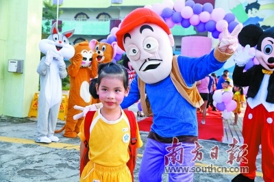 学校请来卡通人偶欢迎学生入学。