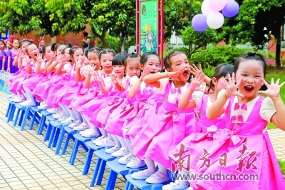 开学第一天，黄江镇中心幼儿园的小朋友露出开心的笑脸。 