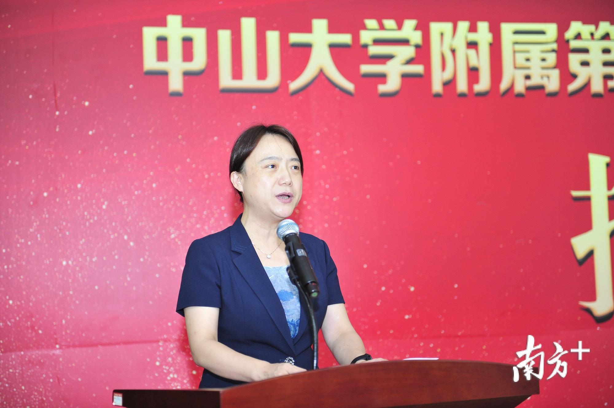 梅州副市长张晨宣读了医院等级批复文件。