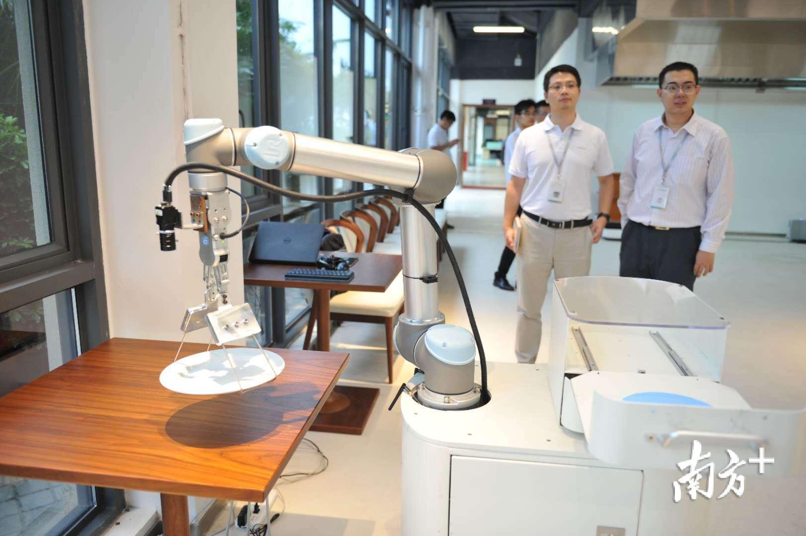 机器人整理餐具系统结合单臂机器人与视觉系统，实现餐具的摆放和收拾。南方日报记者 戴嘉信 摄
