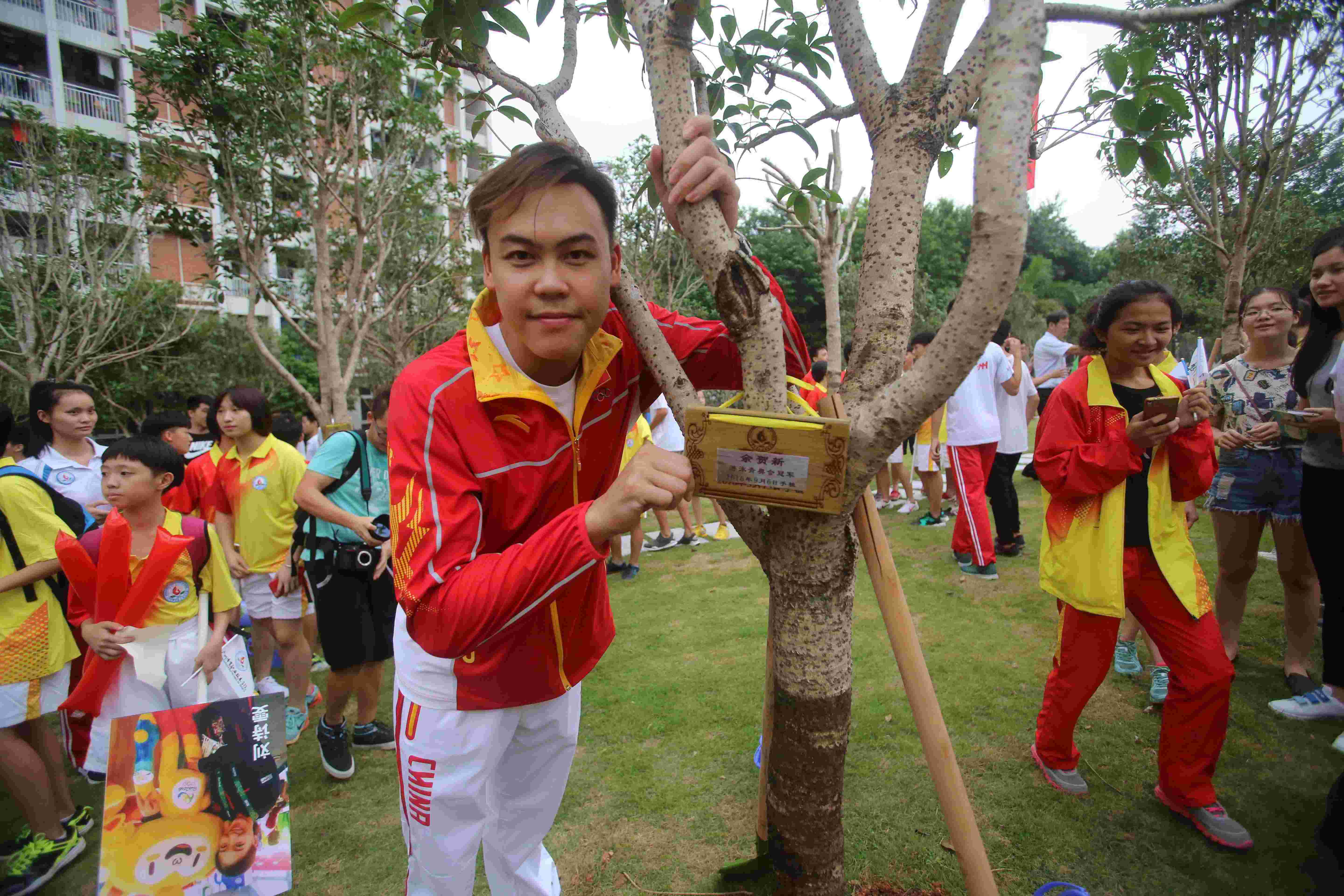 亚运冠军余贺新也有一棵属于自己的树.南方日报记者 刘力勤