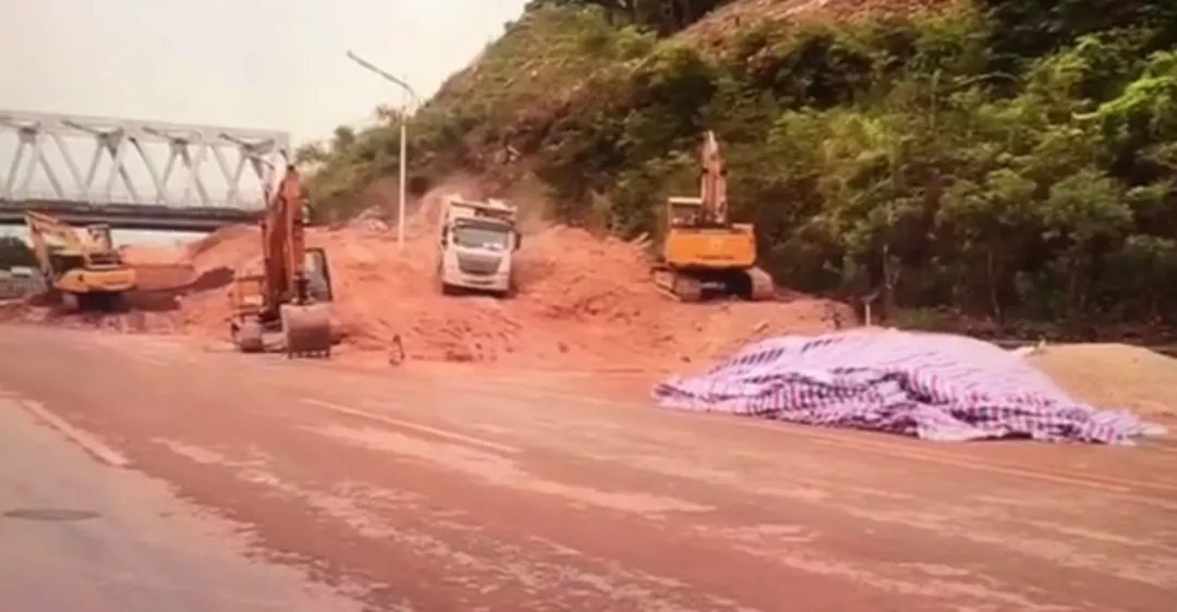 重庆一居民楼出现50米长裂缝“里面结构都露出来了”