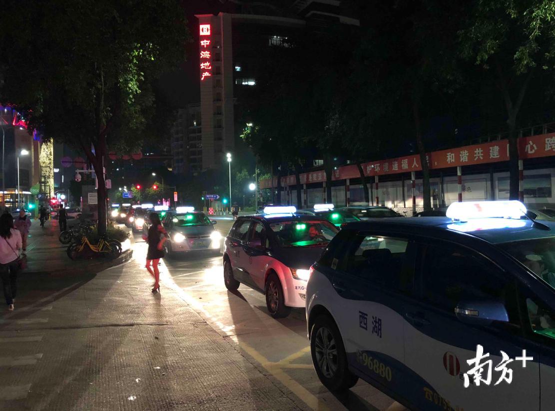 购物公园酒吧街的大量出租车。