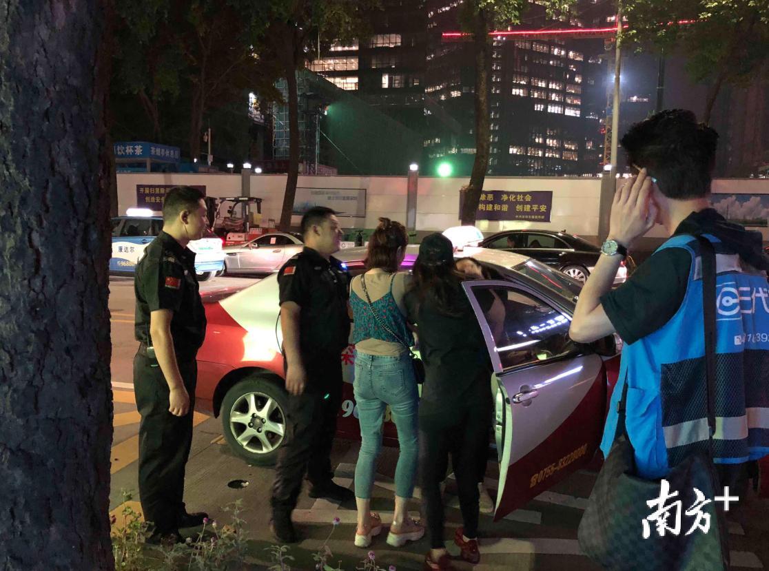 购物公园酒吧街，乘客正在打车。