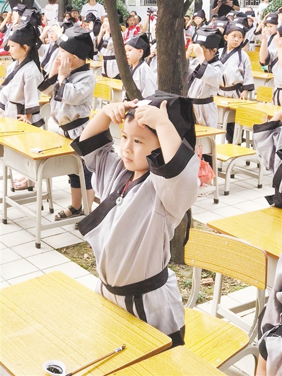 滘北小学的学生在扶正衣冠。 滘北小学的学生在扶正衣冠。