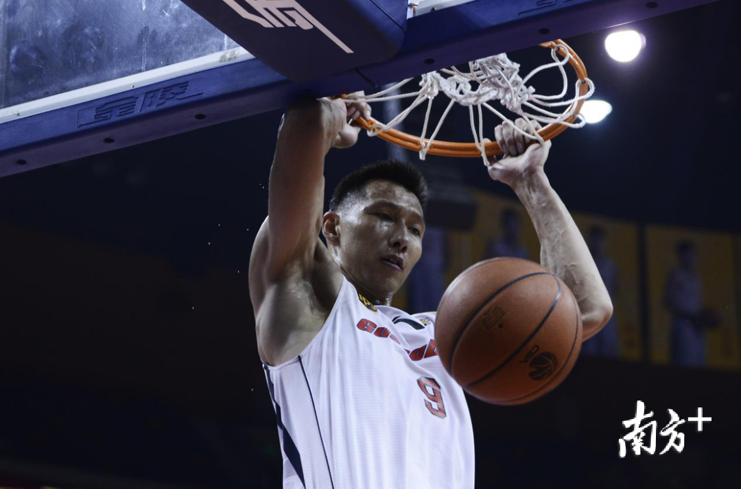 CBA2016-17赛季半决赛，广东宏远主场力克深圳烈豹，易建联扣篮