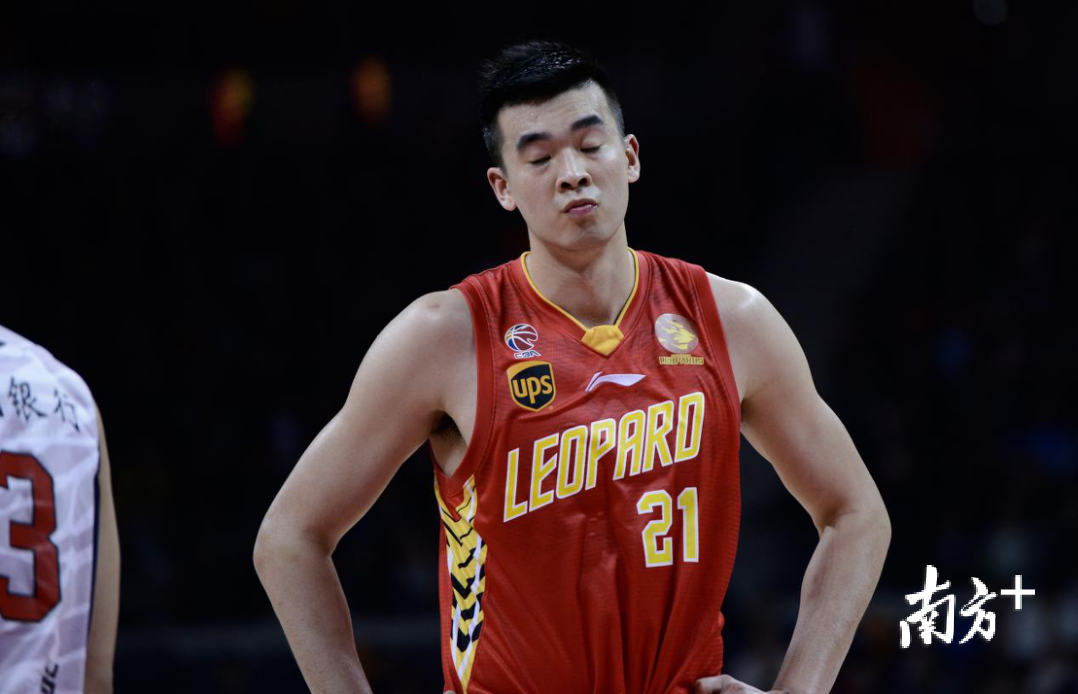 CBA2016-17赛季半决赛，广东宏远主场力克深圳，李慕豪难掩失望